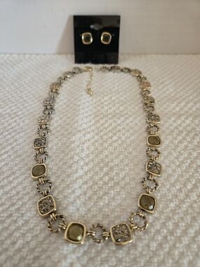 Costume Jewelery Necklace with Matching Earrings